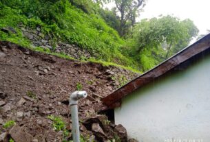 जंगलियागांव में टूटी सुरक्षा दीवार जिससे मकान को ख़तरा हो गया है