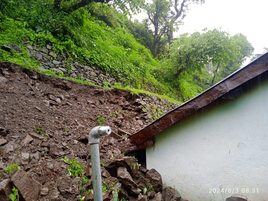 जंगलियागांव में टूटी सुरक्षा दीवार जिससे मकान को ख़तरा हो गया है