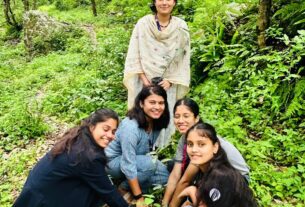 पौधा रोपण करते ग्राफ़िक एरा के विद्यार्थी