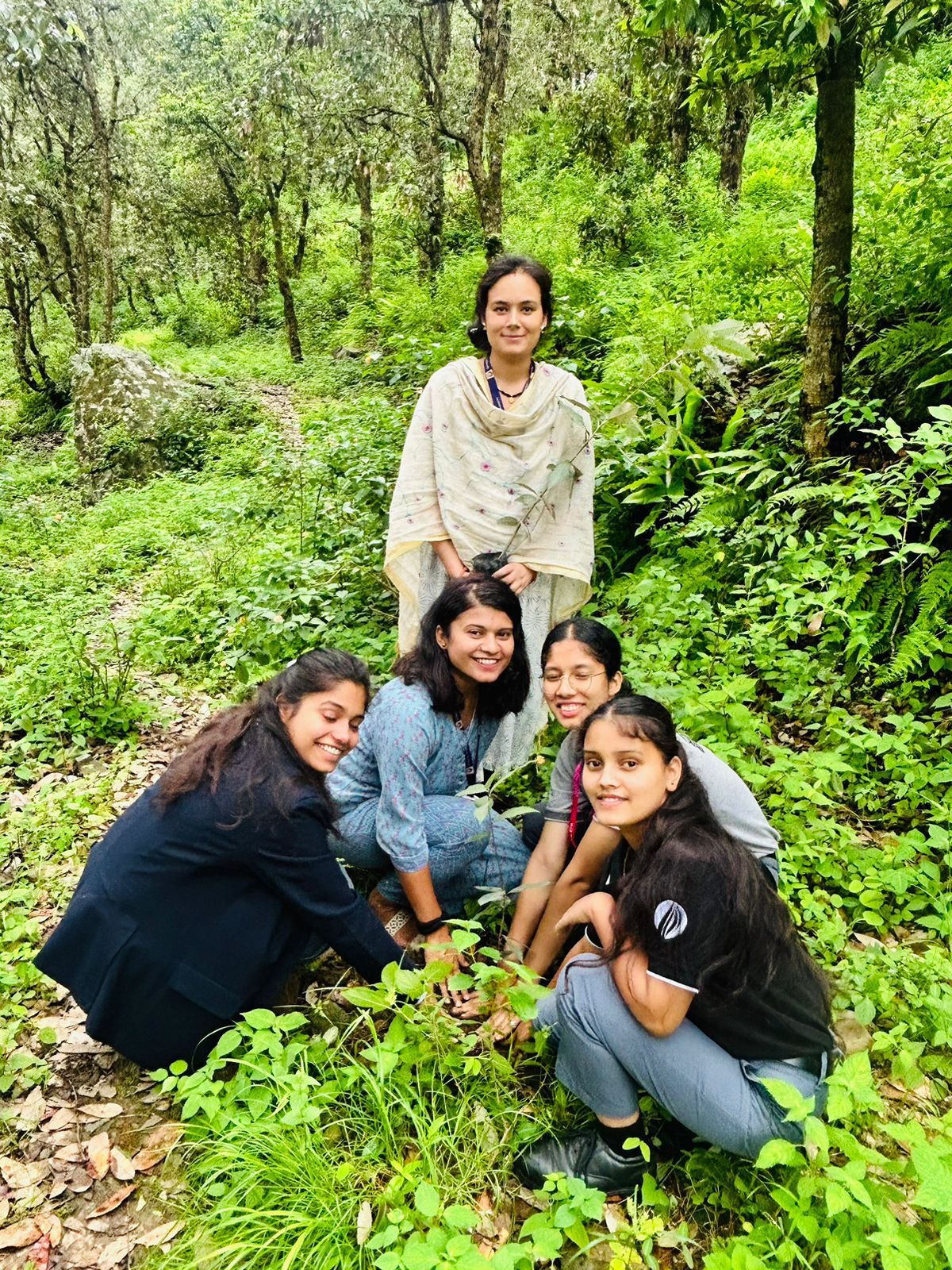 पौधा रोपण करते ग्राफ़िक एरा के विद्यार्थी