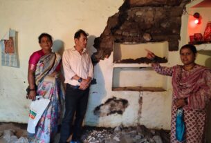 खुपी गाँव में आपदा प्रभावित इलाक़े का निरीक्षण करते ब्लाक प्रमुख डा. हरीश बिष्ट