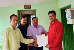 मल्लीताल बाज़ार में नालियो के ऊपर जाल लगाने को लेकर ईओ उदयवीर को ज्ञापन सौंपते व्यापारी पंकज जोशी