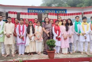 हरमन माइनर स्कूल में संस्कृत सप्ताह के अवसर पर उपस्थित शिक्षक व विद्यार्थी