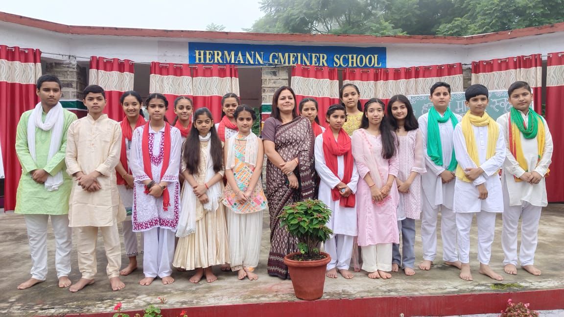 हरमन माइनर स्कूल में संस्कृत सप्ताह के अवसर पर उपस्थित शिक्षक व विद्यार्थी