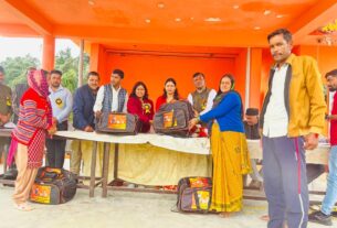 ओखलकांडा में टूल किट वितरित करती ब्लॉक प्रमुख कमलेश कैडा