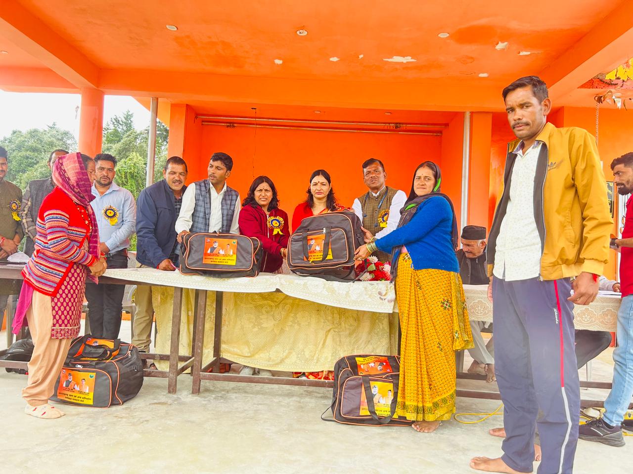 ओखलकांडा में टूल किट वितरित करती ब्लॉक प्रमुख कमलेश कैडा