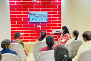 मन की बात के 113वे संस्करण को सुनती ब्लाक प्रमुख कमलेश कैडा